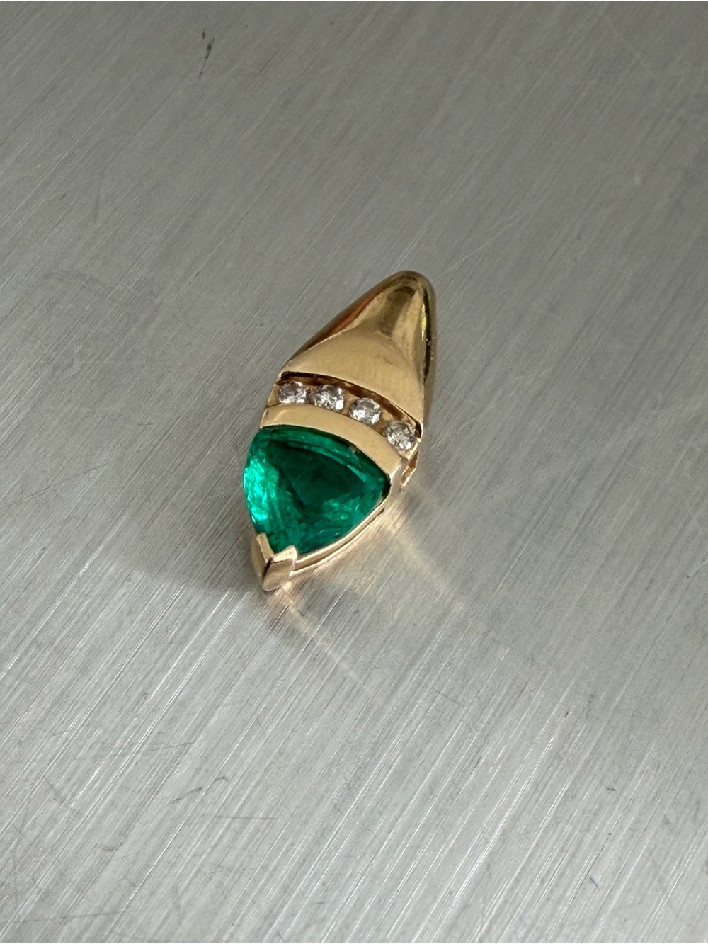 Vintage Trillion-cut, vibrant Emerald set in a V-prong at the tip. - Picture 3 of 9
